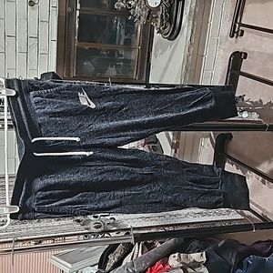 Woman's Nike medium Capri Joggers